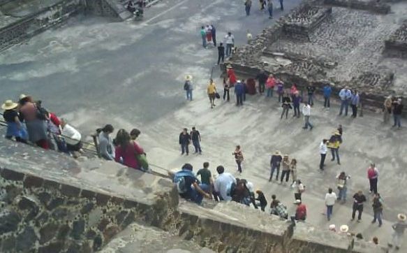 035 Teotihuacan Moon Pyramid Steps 28th Dec 2010.jpg